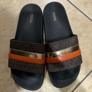 Michael Kors the purse size 10. I am size 9 and